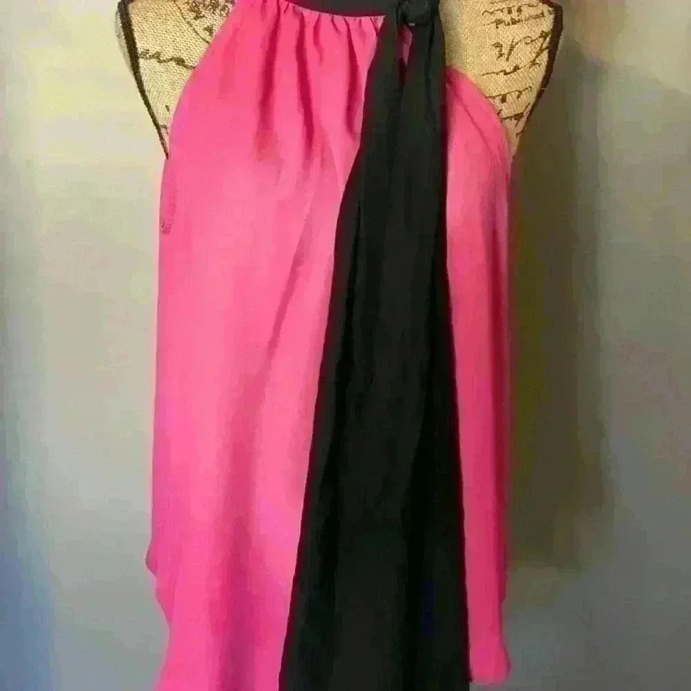 Dress top ties around the neck. Worn once